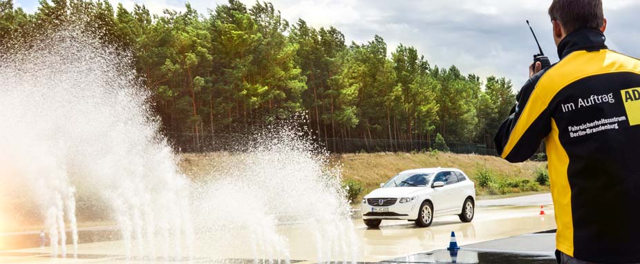 Wasserhindernis ADAC Fahrsicherheitstraining