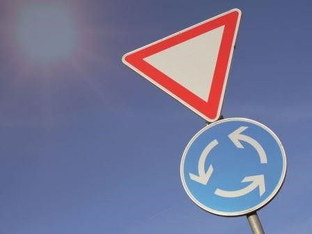 Kreisverkehr Vorfahrtsschild