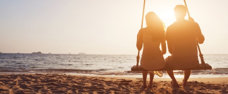 Paar schaukelt am Strand