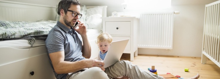 Mann mit Laptop im Kinderzimmer