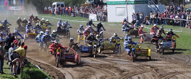 Rennszene eines MX-Seitenwagen-Rennens