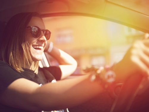 Junge Autofahrerin unterwegs | ADAC Hansa e.V.