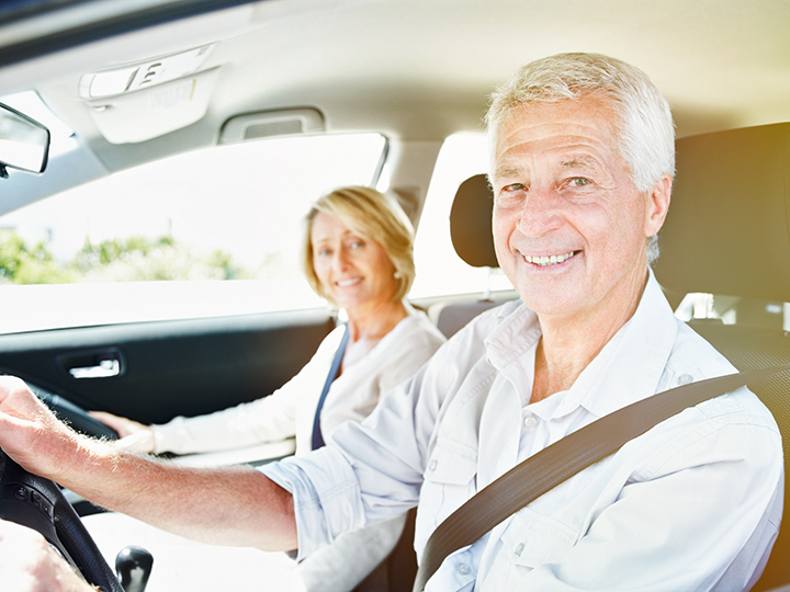 Mittelälteres Pärchen im Auto | ADAC Hansa e.V.