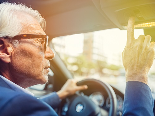 Älterer Herr im Auto | ADAC Hansa e.V.