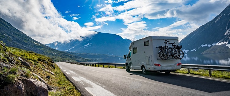 Camper unterwegs in Landschaft | ADAC Hansa e.V.