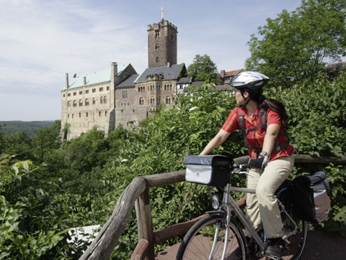 Fahrradfahrerin beim Ausflug auf einer Burg