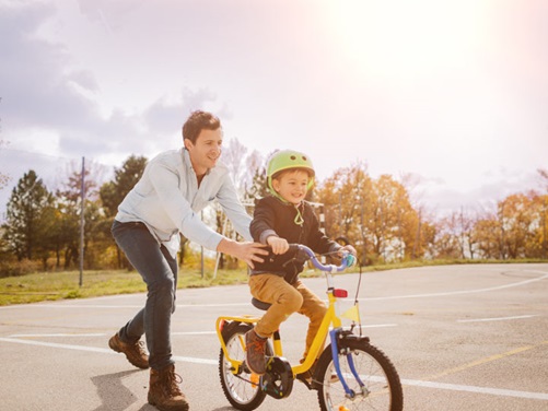 Kind auf dem Fahrrad beim Verkehrssicherheitsprogramm