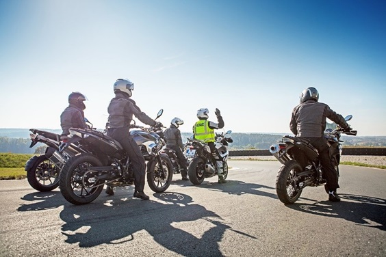 Drei Motorradfahrer beim Training BMW Ride Out Powered by ADAC