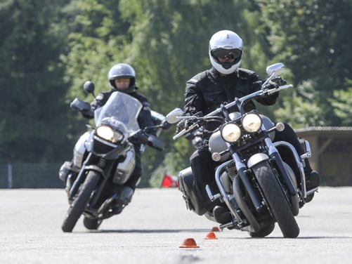 Zwei Motorräder fahren im Slalom hintereinander bei ADAC Fahrsicherheitstraining