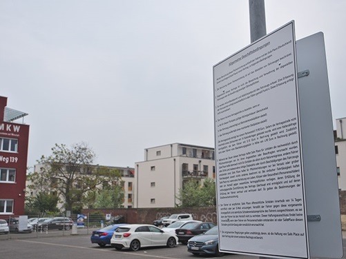 Allgemeine Geschäftsbedingungen auf einem Supermarktparkplatz