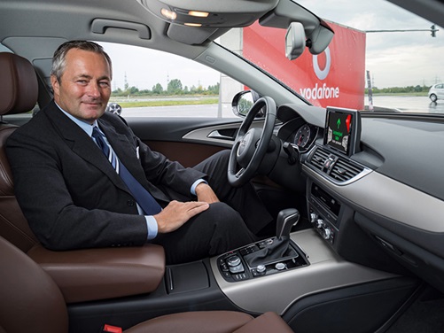 Vodafone-CEO Hannes Ametsreiter im Aldenhoven Testing Center für autonomes Fahren