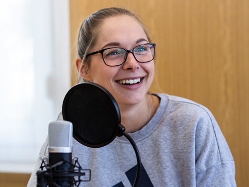 Sprinterin Gina Lückenkemper beim Podcast-Interview