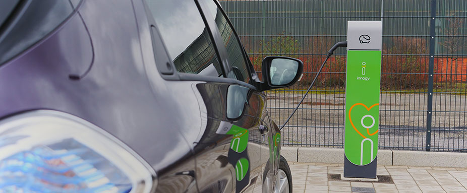 Elektroauto an der Ladesäule im Ladepark Duisburg