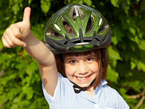 Kind mit Fahrradhelm