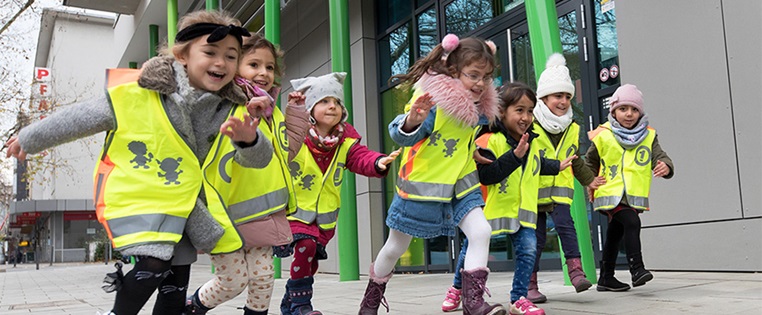Kita-Kinder in ADAC Sicherheitswesten
