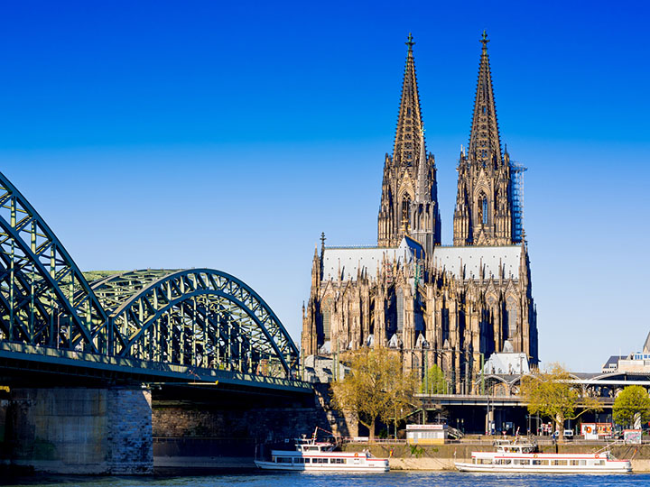 Kölner Dom, Hohenzollernbrücke und Rheinufer