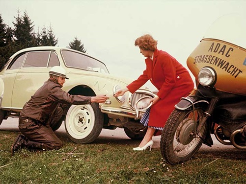 ADAC Strassenwacht hilft Frau