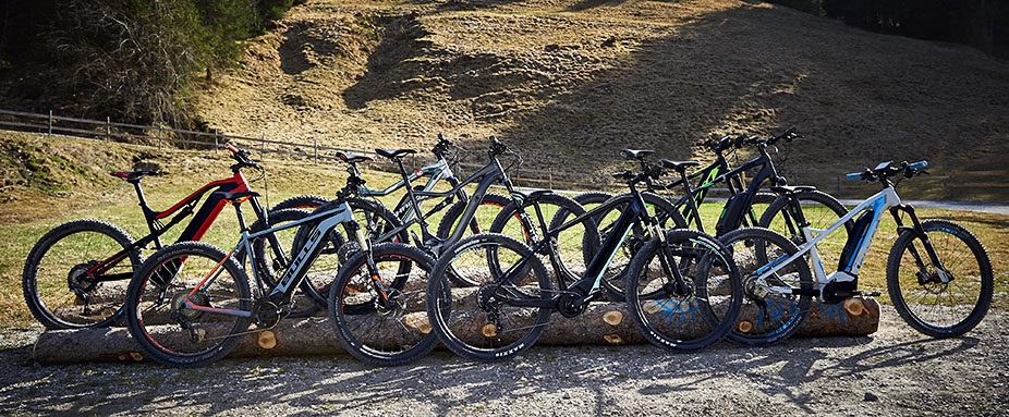 Verschiedene E-Mountainbikes stehen auf Weg