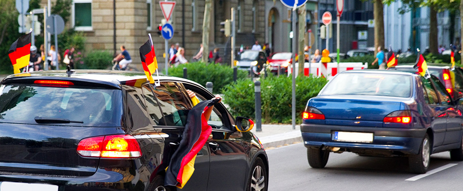 Autokorso mit Deutschlandfahnen nach Fußballspiel