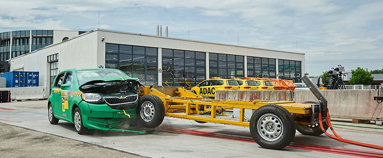 Crash Test Auto trifft seitlich auf den Testblock und wird eingdrückt, Scheiben zerbersten