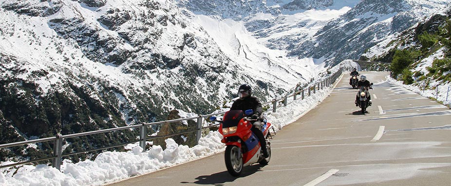 1902-motorrad-winter-926x383