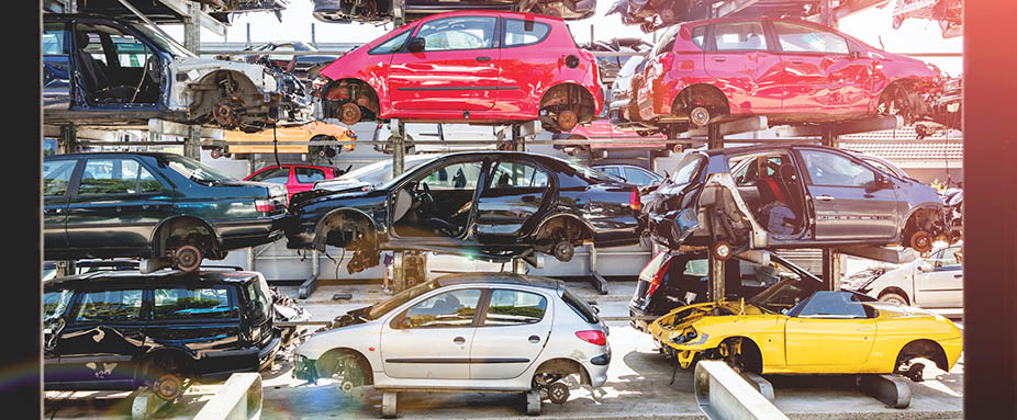 Autos gestapelt auf dem Schrottplatz