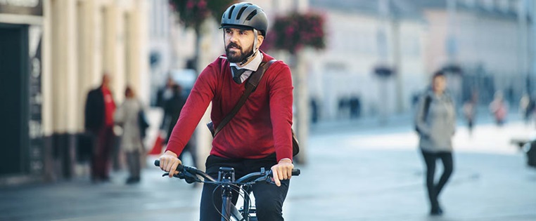 Mann fährt auf seinem E-Bike