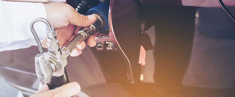 Mann betankt sein Auto mit Erdgas