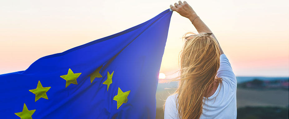 Frau hält Europaflagge