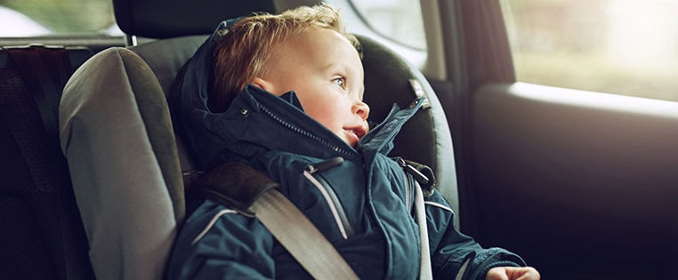 Junge sitzt im Kindersitz