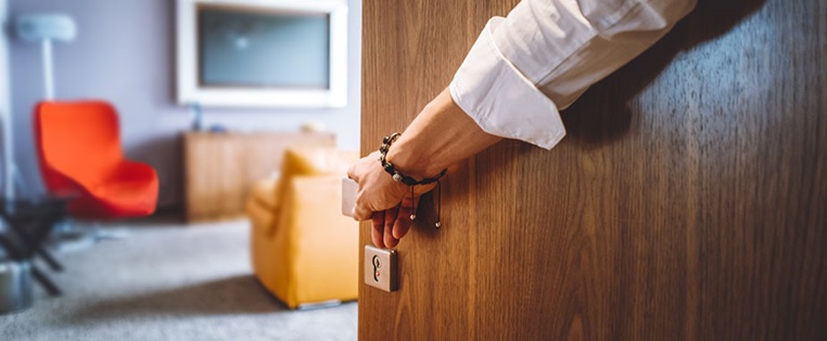 Mann öffnet Tür von Hotelzimmer