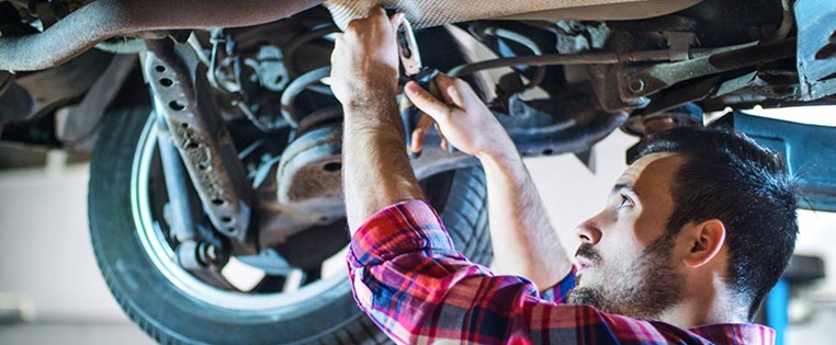 Mechaniker in Werkstatt