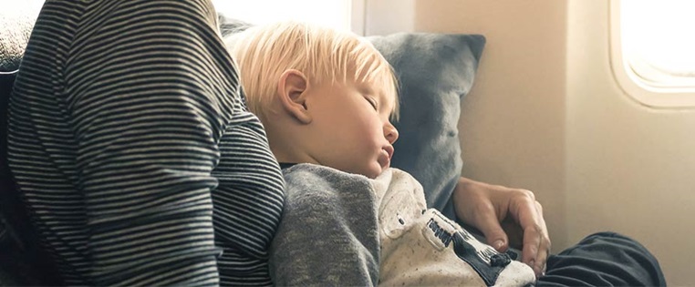 Kind im Flugzeug