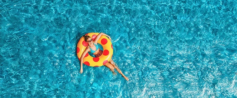 ADAC Imagekampagne Frau liegt auf einem Schwimmreifen in einem Pool