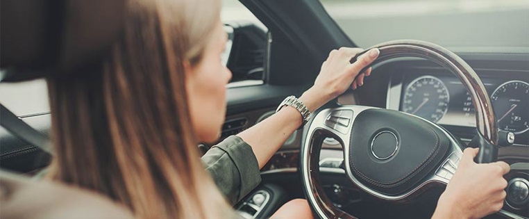 Frau sitzt im Auto und schaut nach vorne