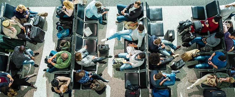BGH Urteil Flugverspätung Menschen warten in Flughafen