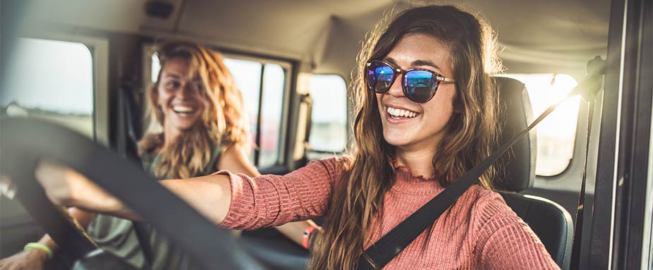 Zwei Frauen fahren angeschnallt im Auto