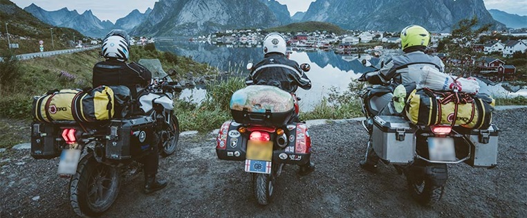 Motorradfahrer mit Gepäck