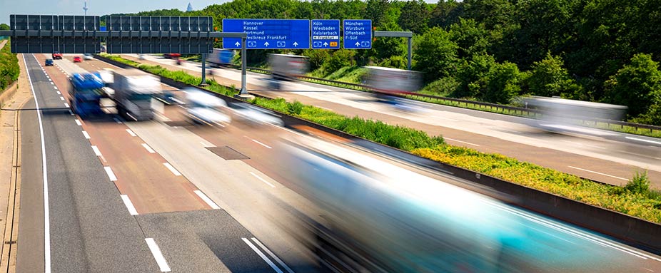 LKWs auf Autobahn