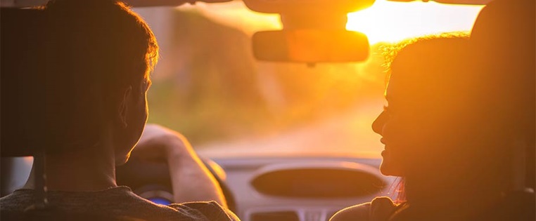 tiefstehende Sonne im Auto