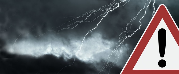 Warnschild mit Gewitter im Hintergrund