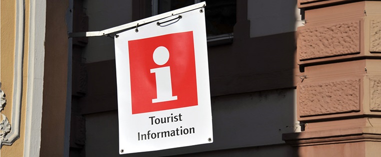 Schild mit Hinweis auf Touristen Information