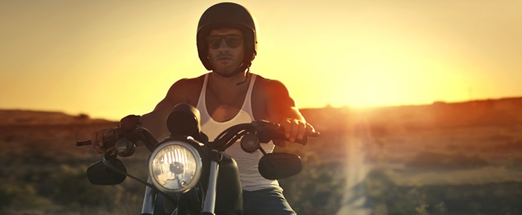Motorradfahrer im Sonnenuntergang