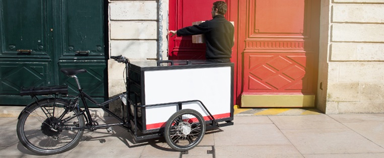 Postbote liefer Päckchen mit dem Fahrrad
