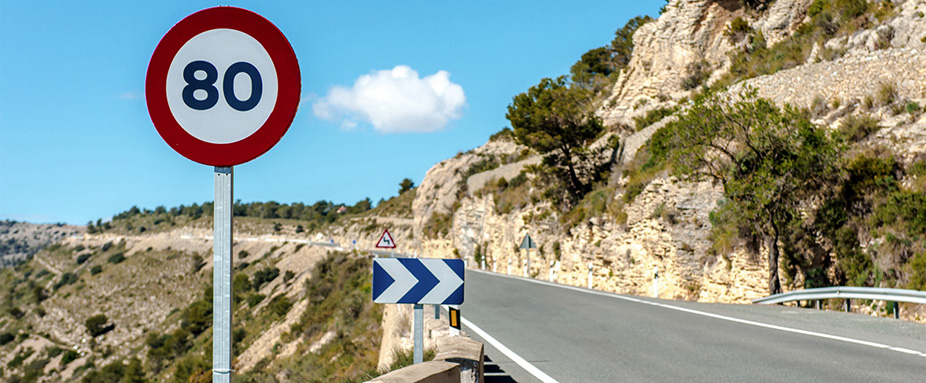 Schild zur Tempobegrenzung an einer Straße
