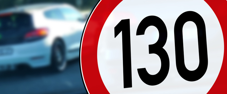 Tempolimit auf Autobahnen, rechts Schild mit Vorgabe 130, links schnelles Auto
