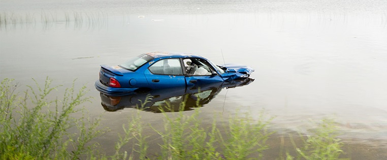 Blaues Auto versinkt in Wasser