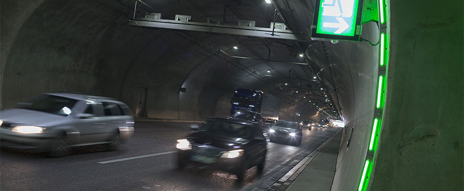 Notausgangschild in einem Tunnel