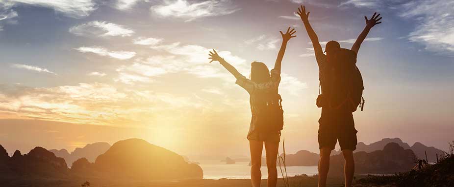 Paar beim Backpacken