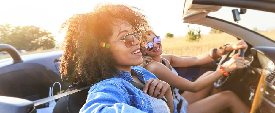 Frauen fahren in Cabrio